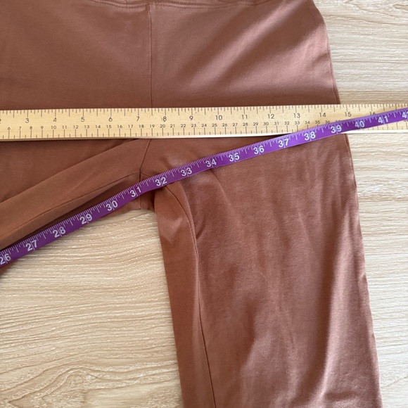 Aritzia TNA Small Butter Cheeky Flare Leggings Criss Cross Waist Stretch Tan - Picture 7 of 7